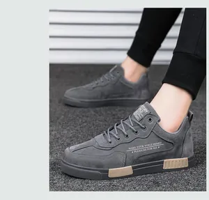 Γκρι ανδρικά casual sneakers με σουέτ υφή και πλευρικό τύπωμα σλόγκαν για καθημερινή χρήση.