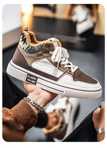 Dettaglio di sneaker casual foderata in calda pelliccia con pelle marrone e maglia