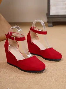 Elegante rote Keilsandaletten aus Wildleder mit bequemem Fesselriemen und runder Kappe