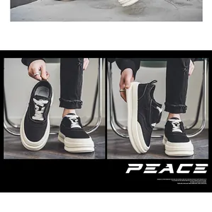 Detailansicht von schwarzen Low-Top-Plateau-Sneakern mit dicken weißen Sohlen und Schnürsenkeln.