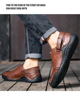 Vue détaillée de chaussures décontractées en cuir marron faites à la main pour hommes