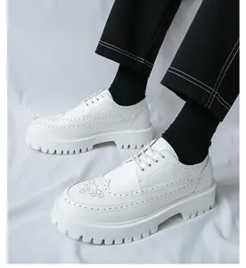Nahaufnahme weißer Herren-Plateau-Brogues mit Schnitzdetails und dicken Sohlen