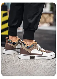 Vista dettagliata delle sneakers da uomo in pelle marrone e bianca con calda fodera.