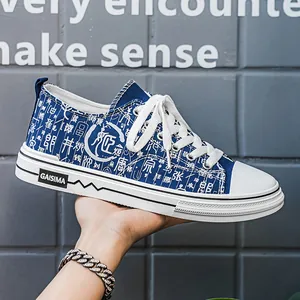 Scarpe in tela traspiranti blu da uomo con stampa calligrafica bianca e lacci bianchi