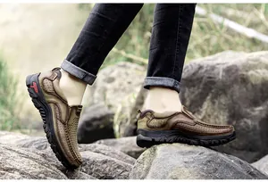 Vista lateral detallada de los zapatos de cuero transpirables para hombres con costuras