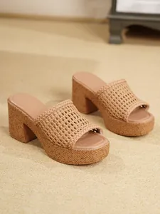 Vista detallada de sandalias de cuña para mujer con tira trenzada y suela de corcho