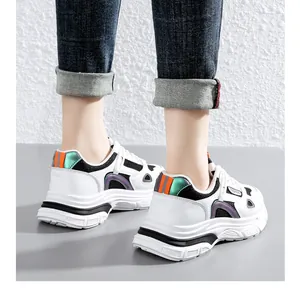 Stijlvolle witte chunky dad sneakers voor dames met dikke zolen en kleurrijke details