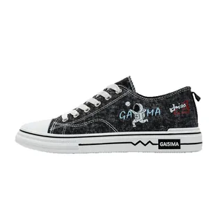 Sneakers in tela denim nera traspirante per uomo con design grafico astronauta alla moda