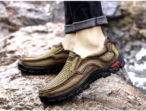 Vista detallada de zapatos de cuero marrón transpirable para hombre con suela robusta.