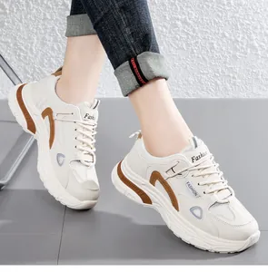 Trendy beige dames sneakers met dikke zool, mesh bovenwerk en bruine accenten.