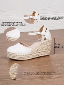 Detailansicht weißer Keilsandaletten mit 9 cm Espadrille-Absatz und Knöchelriemen.