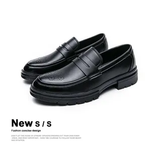 Detailansicht klassischer schwarzer Herren-Lederslipper mit Brogue-Flügelspitzen-Design