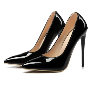 Vista laterale di eleganti décolleté in vernice nera con curve e un tacco sottile