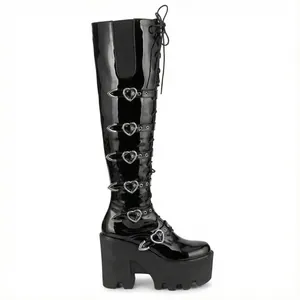 Vue détaillée de bottes cuissardes en similicuir noir avec boucles cœur gothiques