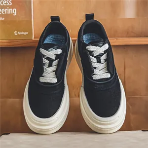Modische Low-Top-Plateau-Sneaker in Schwarz und Weiß aus Segeltuch für den Alltag