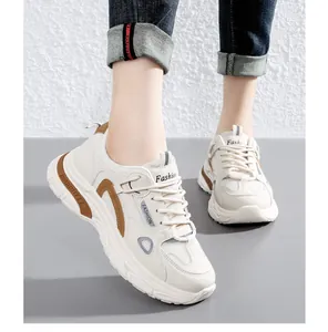 Close-up van trendy chunky damessneakers met dikke plateauzolen en mesh-details