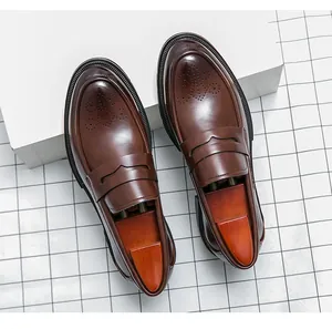 Draufsicht auf braune Brogue-Loafer aus Leder mit dicker Sohle und Schuhspannern.