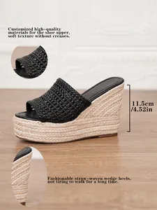 Detalle de sandalias de cuña tejidas en negro con tacón de plataforma de paja de 11,5 cm
