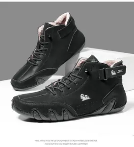 Détail de bottes chaudes montantes noires pour hommes avec doublure en peluche.