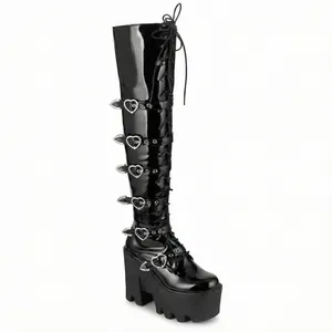 Détail de bottes hautes punk gothiques avec plateforme et boucles en forme de cœur
