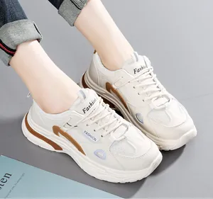 Gedetailleerd overzicht van stijlvolle chunky sneakers voor dames in crème en bruin