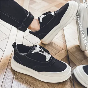 Schwarze Low-Top Plateau-Sneaker für Herren auf Holzfußboden mit Spiegelreflexion