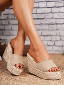 Sandalias de cuña de esparto beige con plataforma gruesa y parte superior de gamuza
