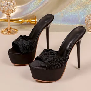 Eleganti sandali a spillo con plateau in pizzo nero, tacco sottile ultra alto e punta aperta.