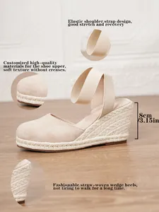 Detalle de sandalia alpargata beige con cuña de esparto de 8 cm y correa elástica