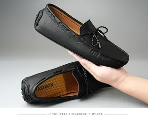 Vue détaillée de mocassins en cuir noir pour hommes avec détail de nœud tressé