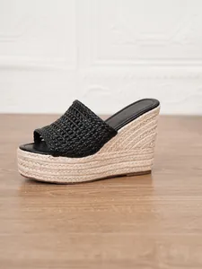 Perfil lateral de sandalias de cuña negras para mujer con plataforma de paja tejida
