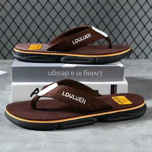 Modische Herren-Flip-Flops in Braun mit dicker rutschfester Sohle für den Sommer
