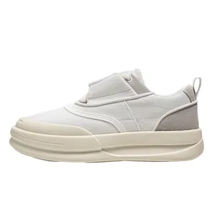 Moderne Herren-Plateau-Sneaker in Cremeweiß aus Stoff mit einer sehr dicken Sohle