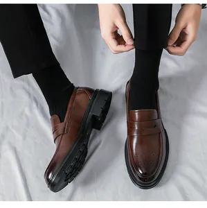 Detailansicht brauner Leder-Loafer mit Brogue-Muster und dicker schwarzer Sohle