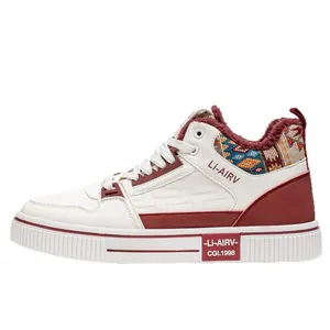 Sneakers uomo in pelle bianca foderate in pile con dettagli etnici e rossi