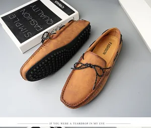 Vue détaillée de mocassins marron pour hommes avec semelle à picots et design à lacets