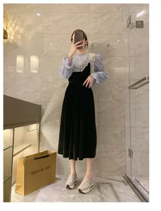 Stilvolle silberne Mesh-Plateau-Loafer für Damen mit Spitze und Pailletten am Modell.