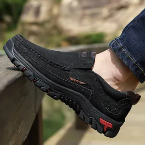 Zapatos casuales de cuero negro para hombre con detalles cosidos a mano y suela antideslizante.