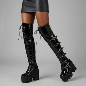 Vue détaillée des bottes à plateforme noires avec boucles en forme de cœur