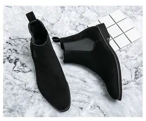 Detailansicht der schwarzen Chelsea-Boots für Herren aus Wildleder mit spitzer Zehenpartie.