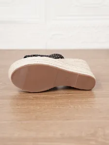Primer plano de la suela de goma antideslizante duradera de las sandalias de cuña de esparto