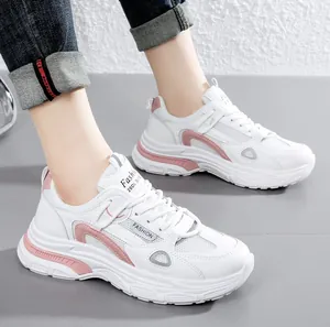 Modieuze witte en roze dad sneakers voor dames met dikke zool op de voeten van model