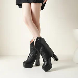 Detalle de botines negros con plataforma y tacón ancho usados con falda negra.