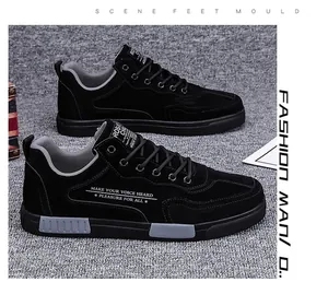 Κοντινό πλάνο με μαύρα casual sneakers με χαραγμένο κείμενο και γκρι λεπτομέρειες στη σόλα.