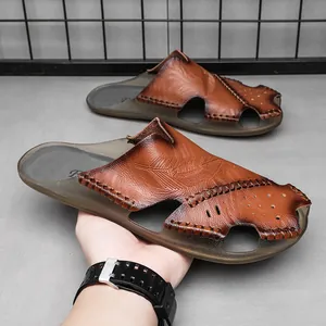 Sandalias de verano para hombre en cuero marrón con recortes transpirables