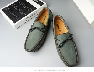 Vue de dessus de mocassins en daim vert pour hommes avec nœud décoratif