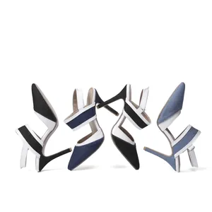 Vista detallada de los tacones de aguja slingback en denim y blanco con punta fina.