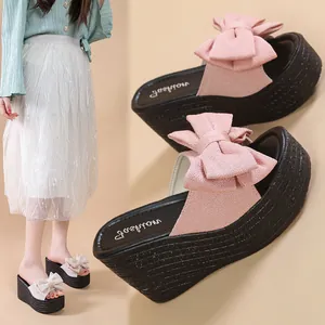 Detailansicht der rosa Plateau-Sandalen mit Schleife und strukturierter schwarzer Sohle