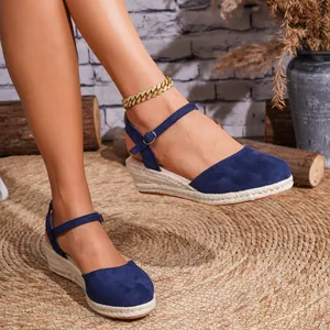 Elegantes sandalias de esparto azul marino con cuña y correa al tobillo para mujer