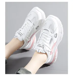 Gedetailleerde weergave van witte en roze chunky sneakers voor dames met mesh-ontwerp